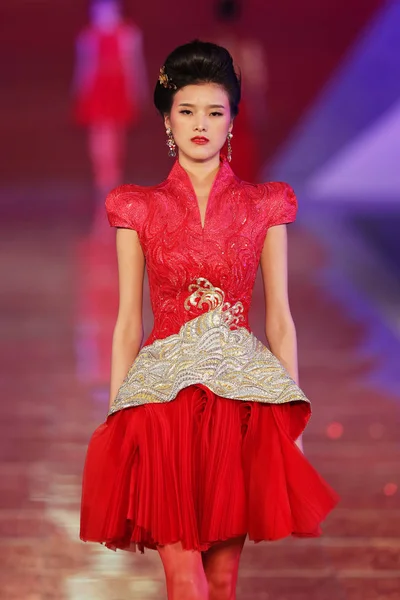 Una Modelo Muestra Vestido Novia Chino Tradicional Alta Costura Rose — Foto de Stock
