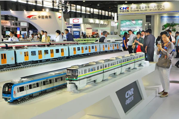 Visitante Tira Fotos Trens Modelo Stand Cnr China Northern Locomotive — Fotografia de Stock