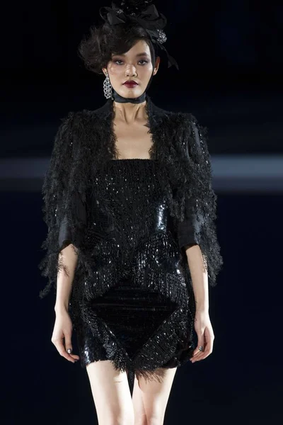 Model Zobrazuje Nové Stvoření Hong Kong Fashion Week Pro Podzim — Stock fotografie