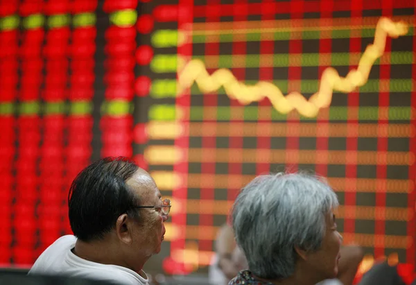 Chinese Investors Look Shanghai Composite Index Prices Shares Red Price — Stock Photo, Image