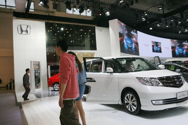 Bezoekers Lopen Langs Een Honda Elysion Tijdens 13E Beijing International — Stockfoto