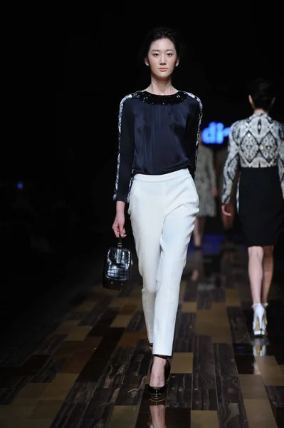 Model Displays New Creation Chinese Fashion Designer Fang Ying Koradior — Stock Photo, Image