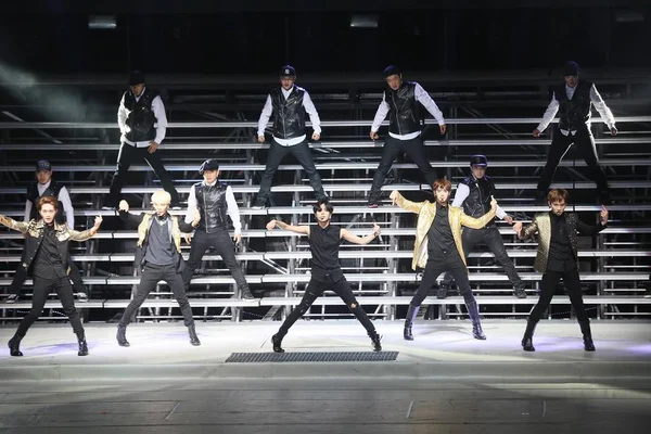 Leden Van Zuid Koreaanse Popgroep Shinee Uitvoeren Tijdens Hun Concert — Stockfoto