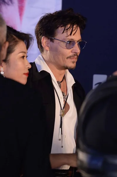 Amerikaans Acteur Johnny Depp Rechts Vormt Rode Loper Als Hij — Stockfoto