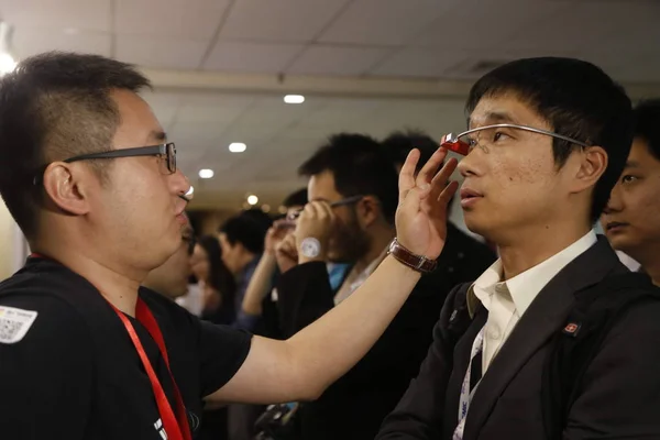 Besökare Provar Google Glass 2014 Global Mobile Internet Conference Peking — Stockfoto