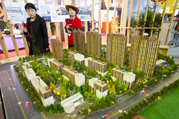 2014年4月10日 中国北京房地产交易会期间 中国购房者关注住宅公寓楼模型 — 图库照片
