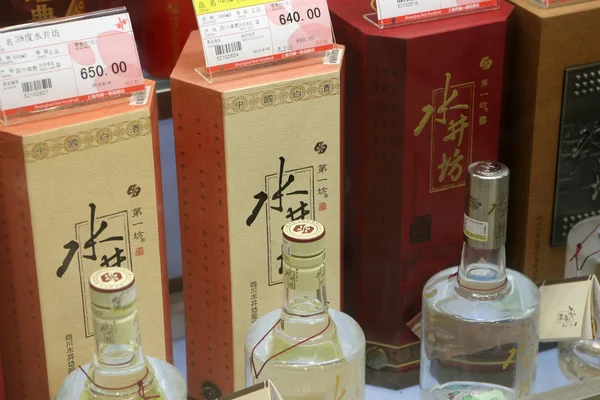 2013年9月9日 上海の店舗で販売されている四川省スウェルファンの水京ファン酒のボトル — ストック写真