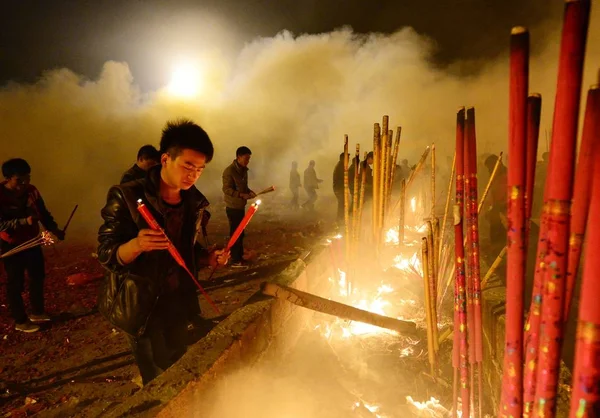 Çin Tapanların Mum Yakmak Iyi Şans Için Dua Yoğun Duman — Stok fotoğraf