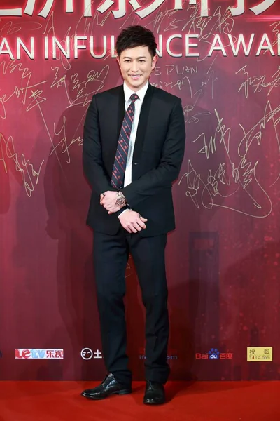 アジアの影響賞受賞東洋式のレッド カーペットで香港俳優ニキ チャウちゃんポーズ 2015 — ストック写真