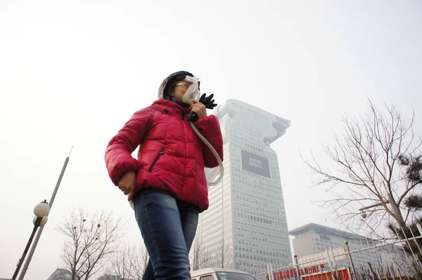 Pedone Che Indossa Una Maschera Cammina Una Strada Piena Smog — Foto Stock