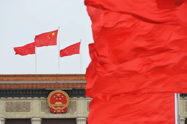 2014年3月12日 北京の人民大会堂の前で赤旗が舞い上がった — ストック写真