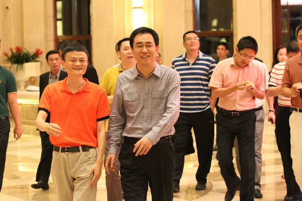 Jack Yun Chairman Alibaba Group Front Left Talks Jiayin Front — Stock Photo, Image