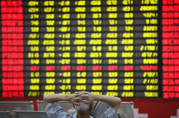 Chiński Inwestor Patrzy Ceny Akcji Czerwony Dla Cena Rośnie Kolor — Zdjęcie stockowe