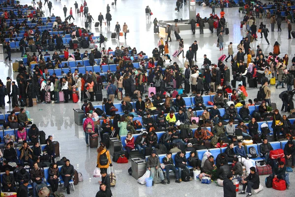 Натовпу Пасажирів Чекати Залізничному Вокзалі Нінбо Вони Збираємося Додому Китайський — стокове фото
