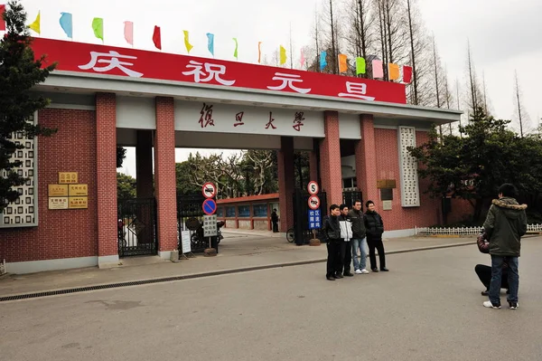 Studenti Pózují Fotografiích Před Vstupem Fudan University Šanghaji Čína Ledna — Stock fotografie