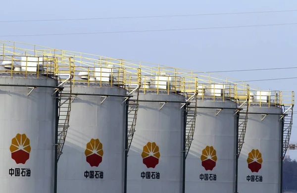 Los Tanques Petróleo Representan Una Base Almacenamiento Petróleo Cnpc China — Foto de Stock