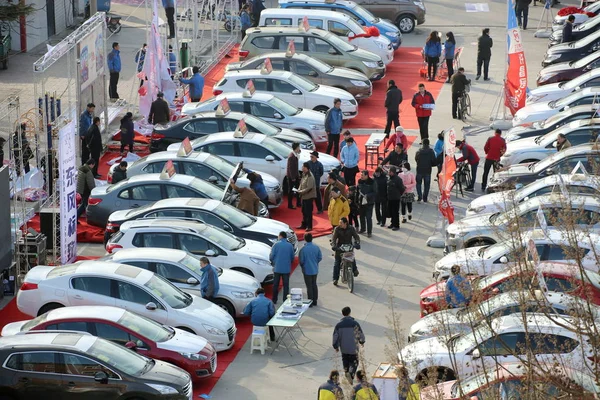 Visitors Look Cars Display Auto Show Xuchang City Central China — Stock Photo, Image