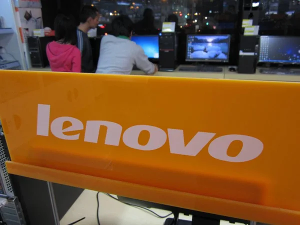 Müşteriler Nantong Şehirde Bir Alışveriş Merkezinde Bir Lenovo Masaüstü Bilgisayar — Stok fotoğraf
