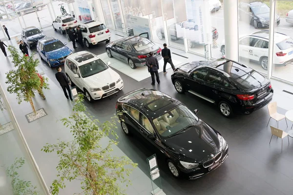 Chinese Customers View Cars Dealership Bmw Beijing China November 2013 — Stock Photo, Image