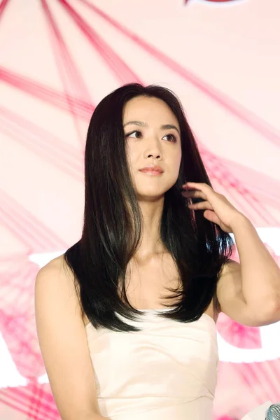 2014年7月22日 中国女星唐伟在中国上海出席美容品牌 促销活动 — 图库照片
