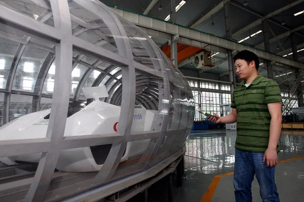 Deng Zigang Profesor Southwest Jiaotong University Działa Super Maglev Pojazdu — Zdjęcie stockowe