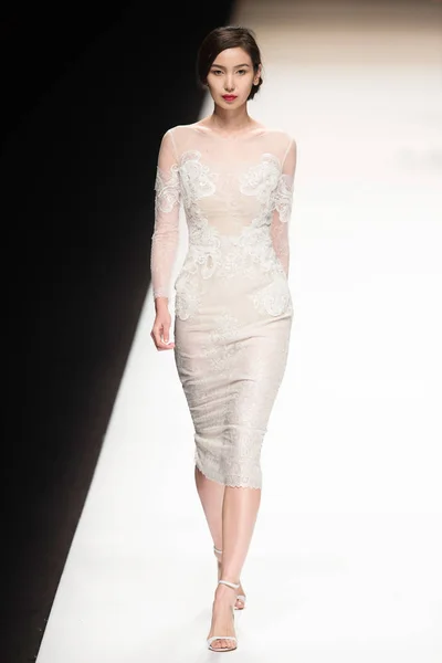 Modell Jelenik Meg Egy Teremtés Couture Divatbemutató Során Shanghai Divat — Stock Fotó