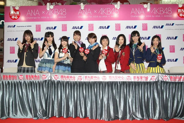 Membros Grupo Feminino Japonês Akb48 Seus Grupos Irmãos Posam Uma — Fotografia de Stock