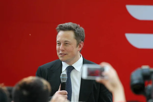 Elon Musk Ceo Tesla Motors Inc Berbicara Selama Upacara Pengiriman Stok Gambar Bebas Royalti