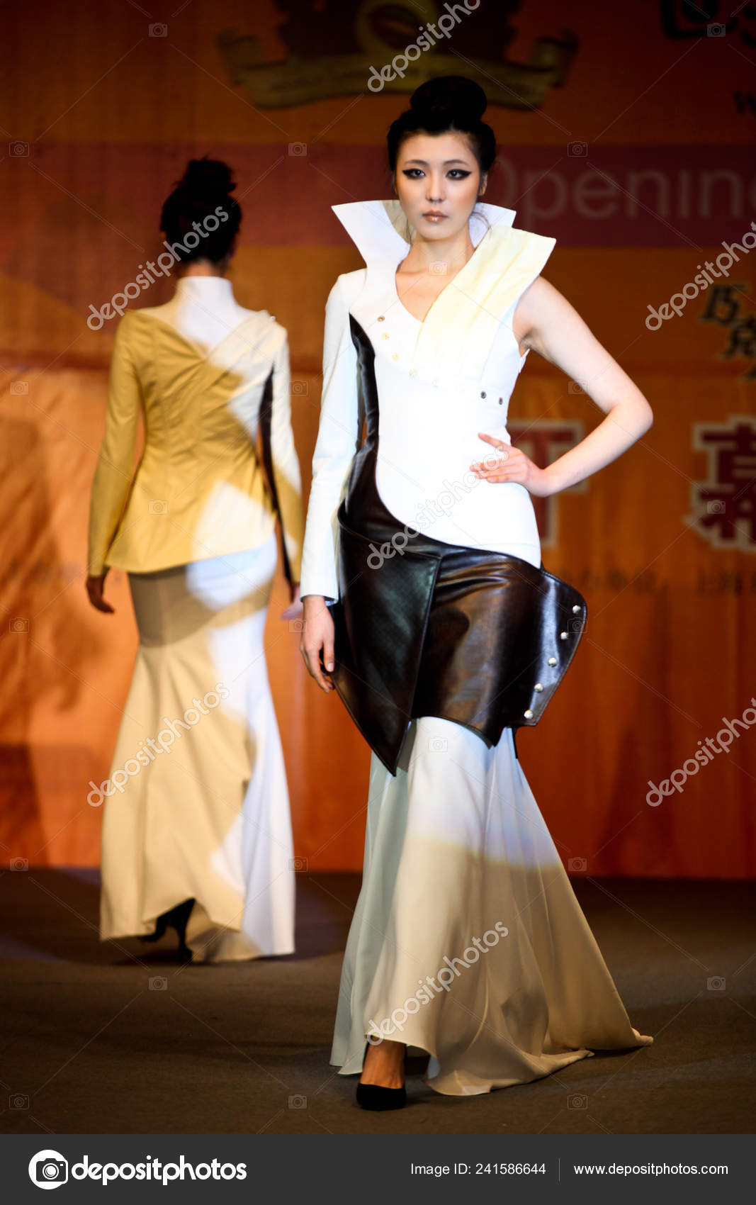Modelos Muestran Vestidos Parcialmente Hechos Chocolate Durante Desfile  Moda Chocolate — Foto editorial de stock © ChinaImages #241586644