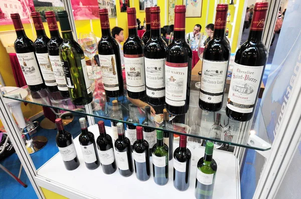 Bottiglie Vino Rosso Importate Dalla Francia Vengono Esposte Durante Winefair — Foto Stock