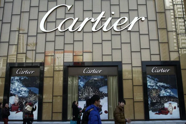 Des Piétons Passent Devant Une Boutique Cartier Dans Ville Wuhan — Photo