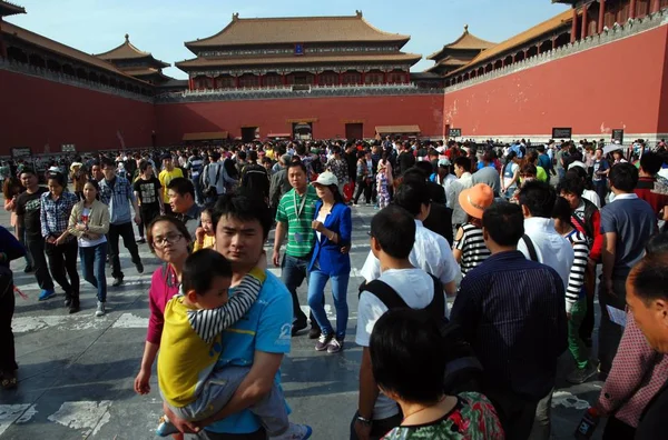 2013年5月1日 中国北京五一假期期间 游客聚集在紫禁城 — 图库照片