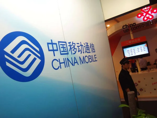 File Visitante Pasa Por Stand China Mobile Una Expo Beijing — Foto de Stock