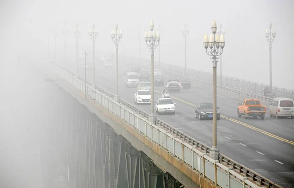 Автомобілі Проходять Через Міст Річки Янцзи Nanjing Важких Смогу Місті — стокове фото