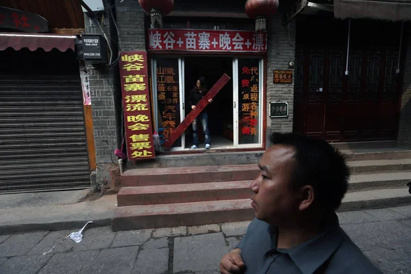 Chiński Podróżnik Przeszłości Zamkniętego Sklepu Pustej Ulicy Fenghuang Starego Miasta — Zdjęcie stockowe