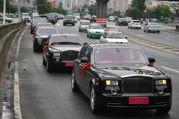 Una Caravana Bodas Limusinas Rolls Royce Viaja Por Una Carretera — Foto de Stock