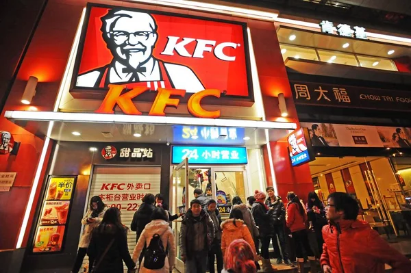 Pedoni Riuniscono Fuori Ristorante Fast Food Kfc Nella Città Wuhan — Foto Stock