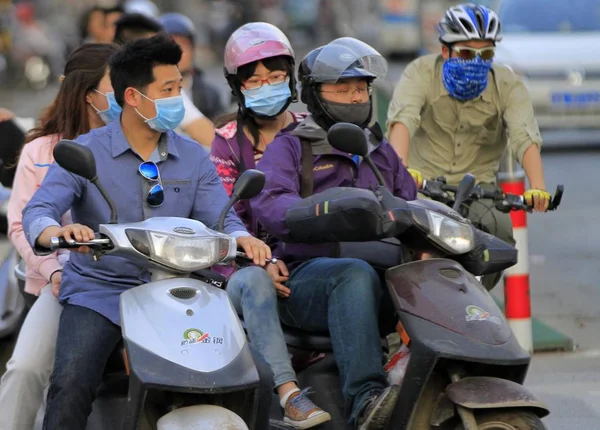 Kinesiske Syklister Med Ansiktsmasker Mot H7N9 Fugleinfluensaen Sykler Vei Nanjing – stockfoto