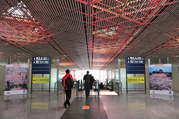 Chinese Passengers Walk Terminal Beijing Capital International Airport Beijing China — Stock Photo, Image