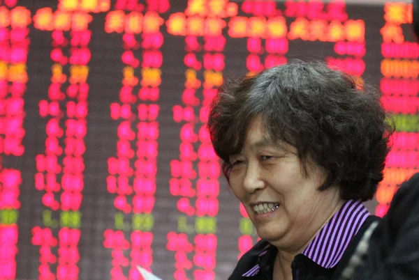 Китайський Інвестор Посміхається Щасливо Після Перевірки Цін Акції Червоний Підвищення — стокове фото