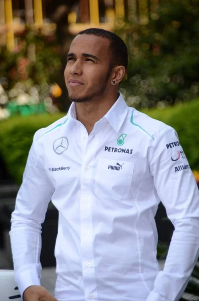 Racer British Lewis Hamilton Petronas Mercedes Racing Pozach Podczas Handlowych — Zdjęcie stockowe