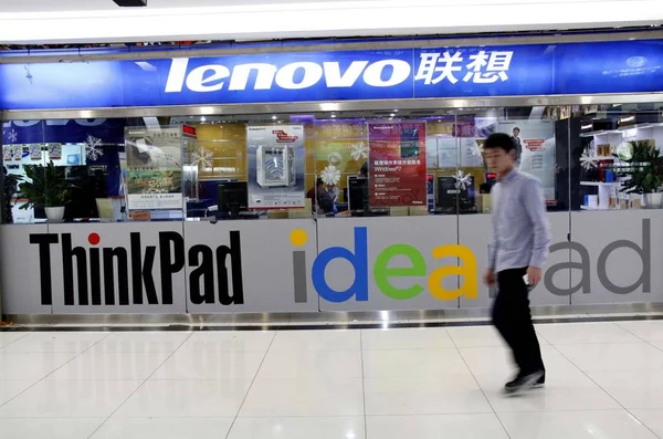 Ein Fußgänger Geht Einem Geschäft Von Lenovo Peking China Januar — Stockfoto