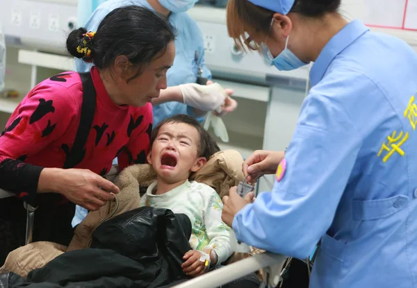 Gyermek Középen Aki Megsérült Földrengés Amely Történt Longmen Város Lushan — Stock Fotó