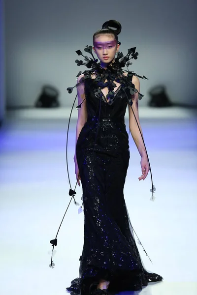 モデルは ファッションウィーク期間中 2013年秋冬上海 2013 Wtc のファッションショーに新しい創造を表示します — ストック写真