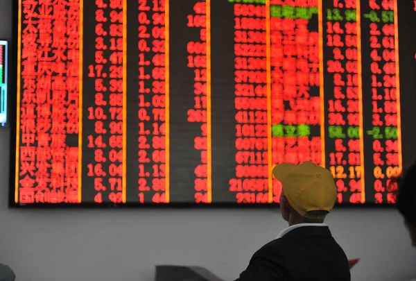 Een Chinese Belegger Controleert Prijzen Van Aandelen Rood Voor Prijsstijging — Stockfoto