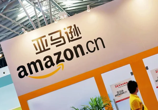 Besökare Går Förbi Monter Amazon Expo Shanghai Kina Juni 2012 — Stockfoto