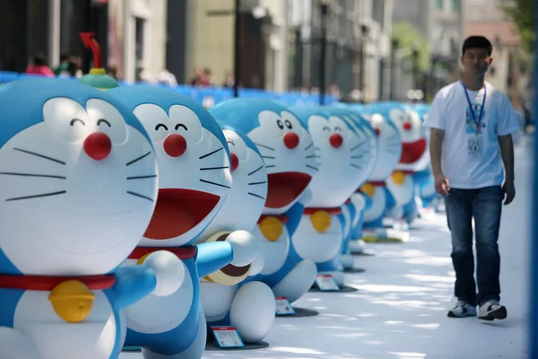 Empleado Chino Pasa Por Delante Modelos Doraemon Famoso Personaje Dibujos — Foto de Stock