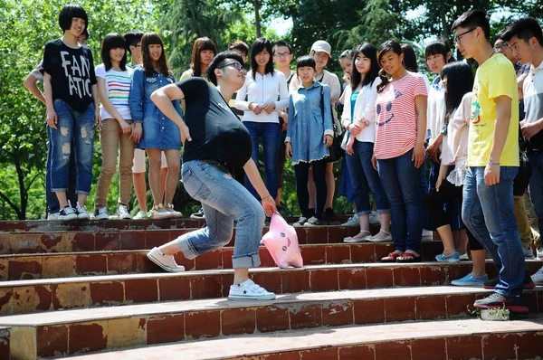 College Studenten Wonen Een Activiteit Van Mothers Day Bij Liacheng — Stockfoto