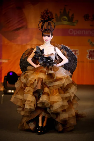 Una Modelo Muestra Vestido Parcialmente Hecho Chocolate Durante Desfile Moda — Foto de Stock