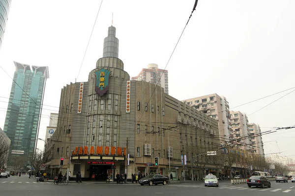 Fußgänger Radfahrer Und Autos Passieren Die Übergeordnete Halle Shanghai China — Stockfoto